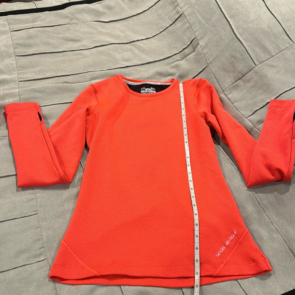 Women’s Under armour baselayer.